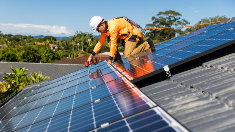 Fernando Trabach aborda como a energia solar pode reduzir custos e gerar aprendizado nas escolas públicas, unindo economia e educação sustentável.