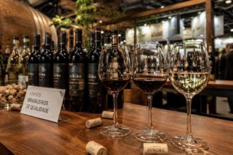 Vinho brasileiro ganha força no mercado e impulsiona economia durante feira no Rio Grande do Sul