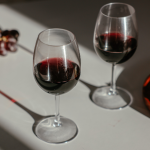 Mercado de bebidas especiais cresce em 2026 e impulsiona experiências de harmonização com vinhos e queijos no Brasil