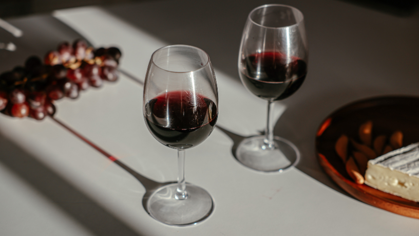Mercado de bebidas especiais cresce em 2026 e impulsiona experiências de harmonização com vinhos e queijos no Brasil