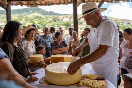 Moradores e visitantes acompanham o corte do queijo gigante durante a Festa do Queijo de Santana de Caldas, em Minas Gerais