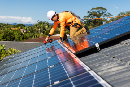 Fernando Trabach aborda como a energia solar pode reduzir custos e gerar aprendizado nas escolas públicas, unindo economia e educação sustentável.