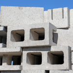 Valderci Malagosini Machado destaca as vantagens dos blocos estruturais com alta precisão dimensional para elevar a qualidade das obras residenciais.