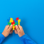 Entenda como o diagnóstico tardio de autismo está mudando a vida de adultos neuroatípicos — uma análise sensível conduzida por Alexandre Costa Pedrosa.