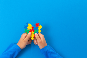 Entenda como o diagnóstico tardio de autismo está mudando a vida de adultos neuroatípicos — uma análise sensível conduzida por Alexandre Costa Pedrosa.