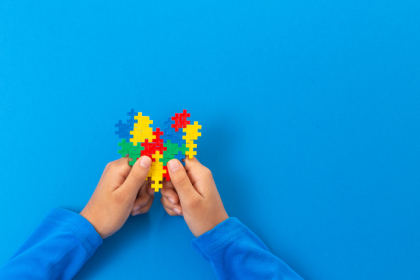 Entenda como o diagnóstico tardio de autismo está mudando a vida de adultos neuroatípicos — uma análise sensível conduzida por Alexandre Costa Pedrosa.