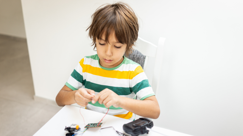 Entenda por que a robótica educacional avança nas escolas do Brasil e descubra a análise de Sérgio Bento De Araújo neste artigo.