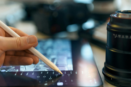 A ideia de empreender na era digital exige mais visão que capital destaca a importância da estratégia e adaptação. Conteúdo de Andre de Barros Faria.