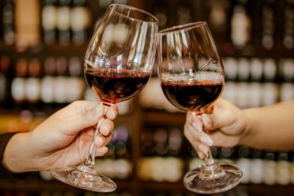 Consumo de álcool e vinho: debate sobre saúde, equilíbrio e informação no mercado global