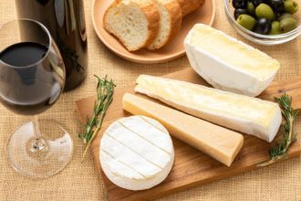 Feiras gastronômicas gratuitas em São Paulo: experiência com queijos e vinhos ganha força entre consumidores