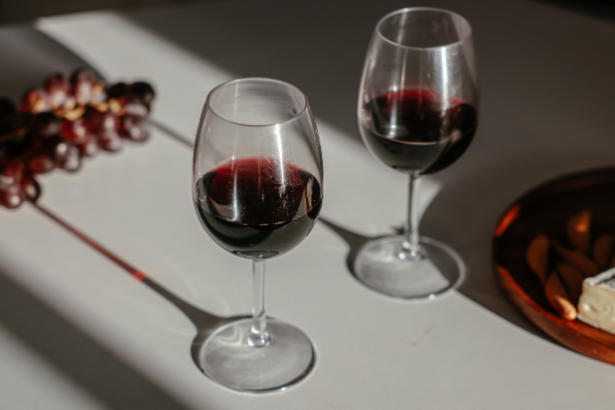 Mercado de bebidas especiais cresce em 2026 e impulsiona experiências de harmonização com vinhos e queijos no Brasil