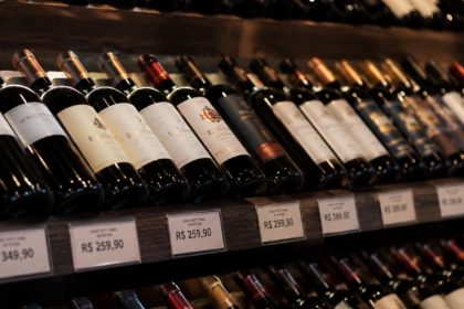 Como a Queda de Tarifas dos Vinhos Europeus Deve Impactar o Varejo no Brasil