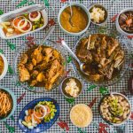 Variedade de pratos da culinária brasileira dispostos sobre uma mesa em ambientação tradicional.