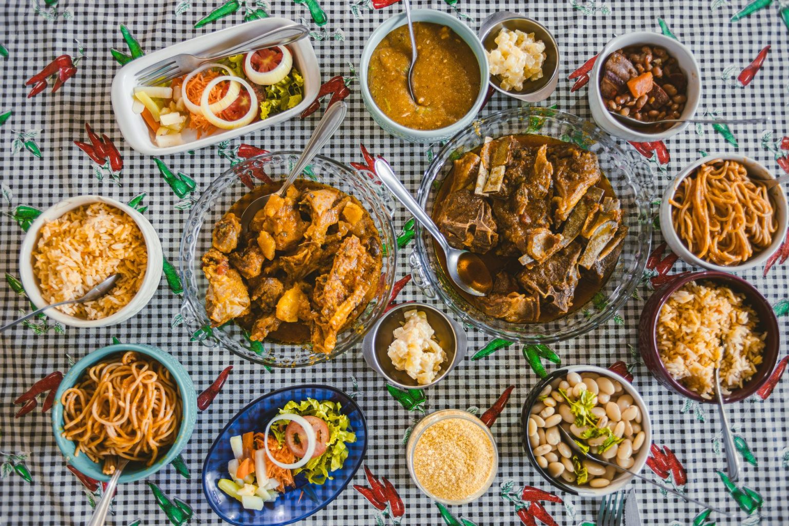 Variedade de pratos da culinária brasileira dispostos sobre uma mesa em ambientação tradicional.