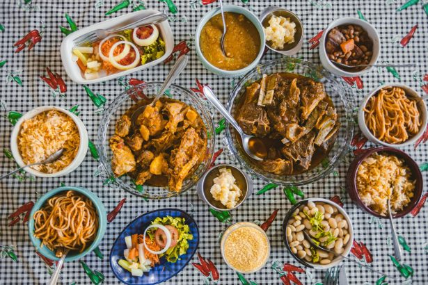 Variedade de pratos da culinária brasileira dispostos sobre uma mesa em ambientação tradicional.
